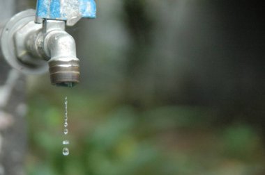 musluk ve su akışı bulanıklık arka plan