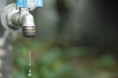 musluk ve su akışı bulanıklık arka plan