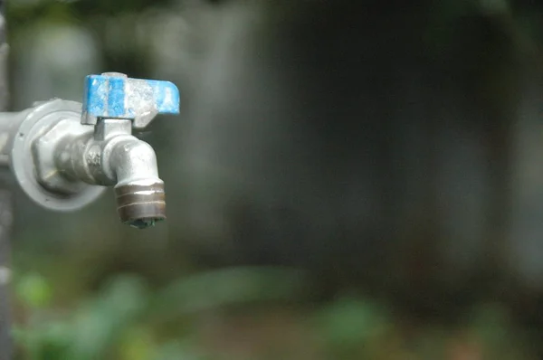 Faucet and water flow blur background — Stock Photo, Image