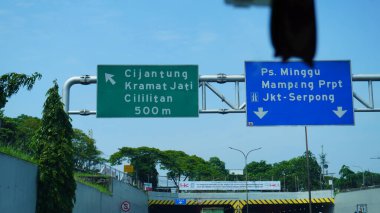 Yoğun Cadde 'deki Trafik İşareti ve Yönetmeliği Kurulu. Endonezya 23 Şubat 2024 