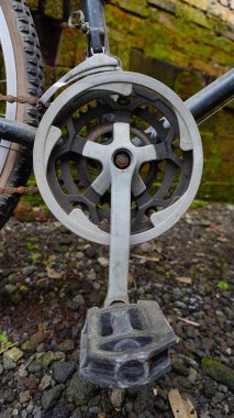 Paslı Bisiklet Zinciri Toz ve Toprakla, Bulanık Arkaplan