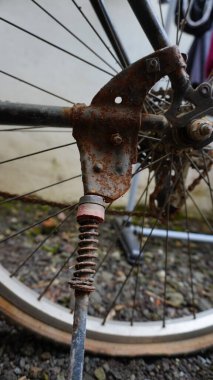 Ulaşım, bisiklet ayrıntıları, klasik konsept ve kentsel yaşam tarzı için uygun - Bulanık Arkaplan ve Tekerlek Sözlüklü Paslı Bisiklet Tekmeleyicisi