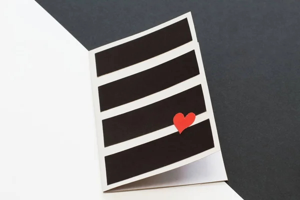 白と黒のストライプと対照的に背景に赤いハートを交互にお祝いの手作りバレンタイン カード ミニマリズム スタイル — ストック写真