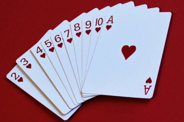 Karmaşık alegorik yolu basit. Hedefe ulaşmak için adım adım talimat olarak kırmızı arka plan üzerinde kalp türden kart hayranıyım.