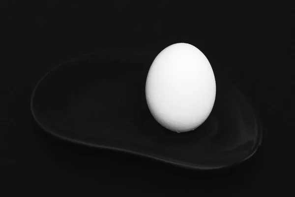Bianco Nero Uovo Bianco Piastra Argilla Nera Esclusiva Sfondo Nero — Foto Stock