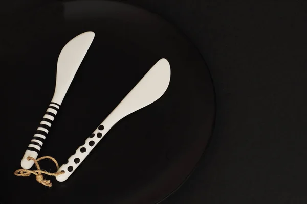 Luxusní Elegantní Bílé Keramické Nože Originální Kontrast Vzor Rukojeti Nože — Stock fotografie