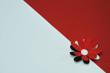 Kırmızı ve beyaz arka plan kenarlığını kağıda yapılmış şık stilize dekoratif çiçek. Sevgililer günü, anneler günü ile kopya alanı için en az arka plan.