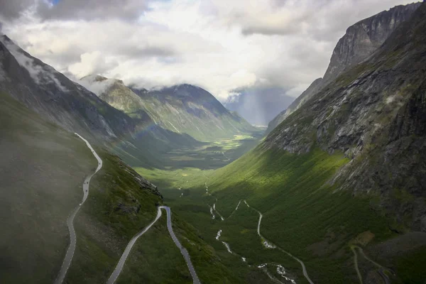 Norveç 2018. Sisli Ağustos bulutlar ve rainbow ile. Şelaleler, Fiyordlar ve Norveç doğa güzelliği.