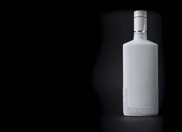 暗い背景に白のボトル — ストック写真