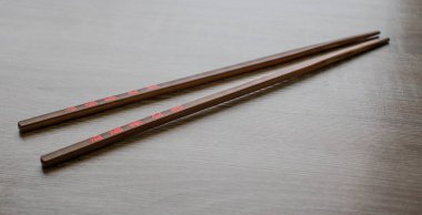 Brown ile oryantal yiyecek için kırmızı hiyeroglif sopa.