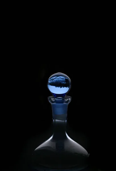 Siyah arka plan üzerine izole şeffaf kapaklı cam sürahi.