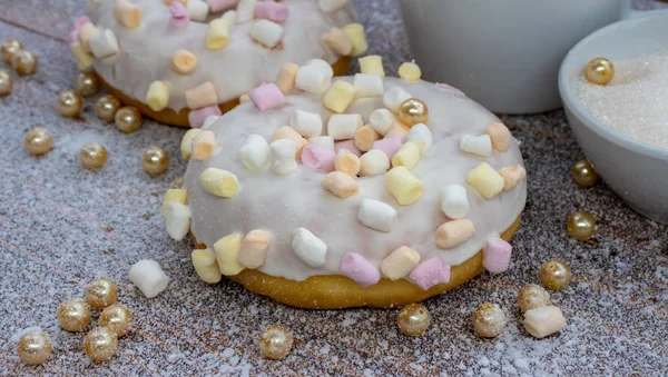 Ahşap arka plan üzerinde kar ile kaplı marshmallow ile çörek.