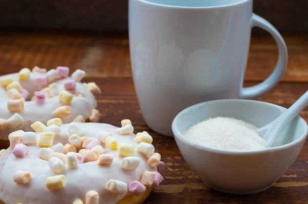 Ahşap arka plan marshmallow kaplı çörek yakın çekim