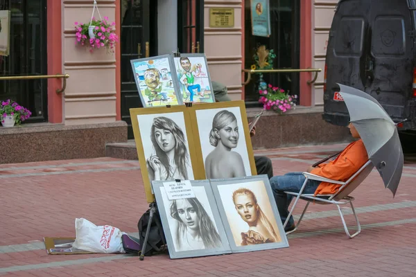 Rusya, Moskova, Arbat Sokağı 08/01/2008. İş yerinde Arbat ressamlar.