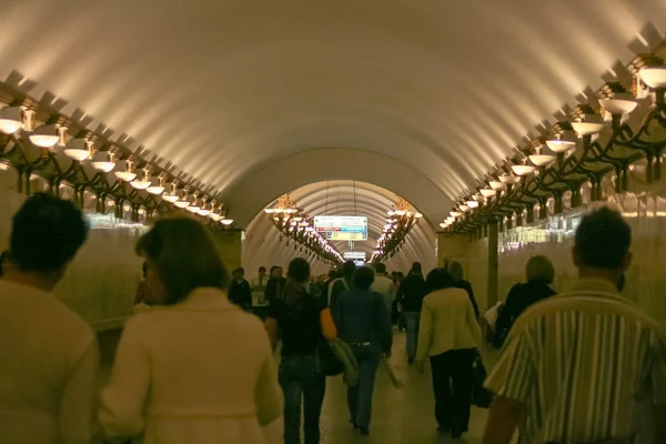 Rusya, Moskova, Arbat Sokağı. 08/01/2008. Yaşam sokaklarda ve Metro.