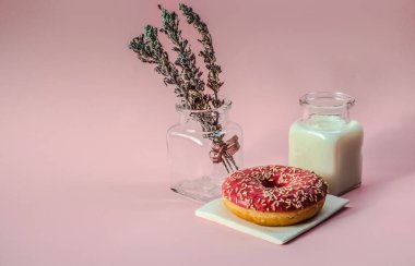 Pembe sırlı donuts süt ile.