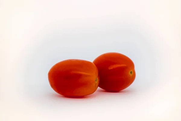 Dwa Pomidory Śliwkowe Białym Tle Jasnym Tle — Zdjęcie stockowe