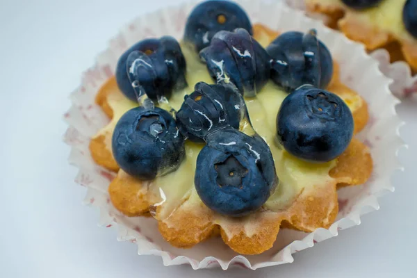 Tartlets hafif bir arka plan üzerinde izole yaban mersini ile.