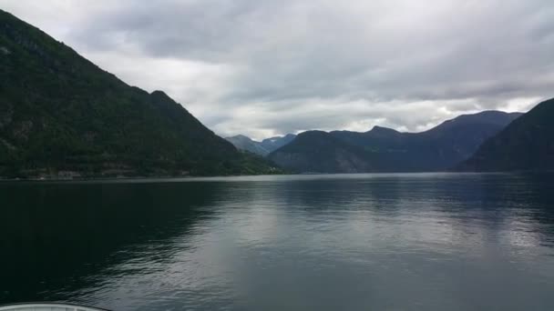 Båttur Norska Fjorden Skytte Vid Sidan Färjan Lugn Och Molnigt — Stockvideo