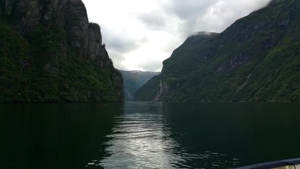 Montanhas Cachoeiras Fiorde Geirangerfjord Viagem Barco Fiorde Norueguês Tiro Bordo — Vídeo de Stock