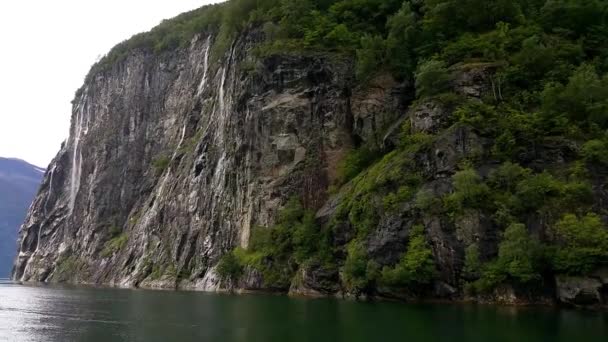 Hory Vodopády Geirangerfjord Výlet Lodí Norský Fjord Střelba Palubě Trajektu — Stock video