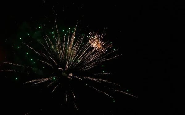 Vuurwerk Lichten Nachtelijke Hemel — Stockfoto