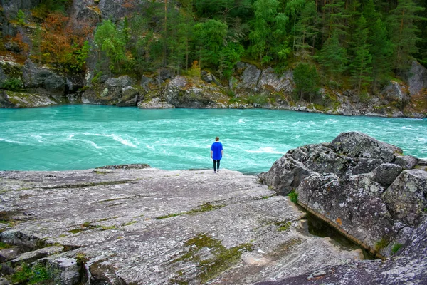 Teenage Girl Standing Mountain River Norway — Stock Photo, Image