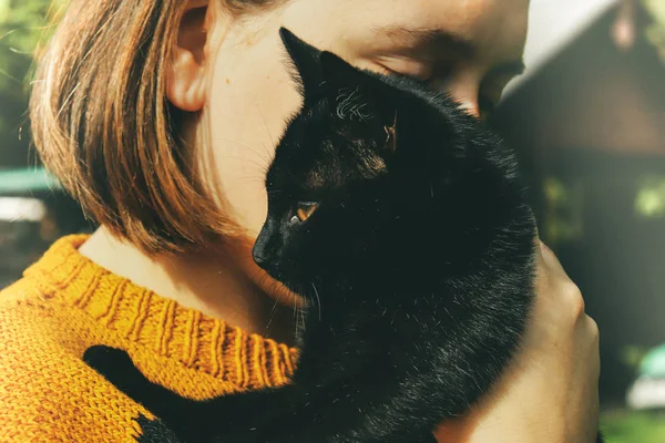 Siyah yavru kedi sarılma bir kız portresi