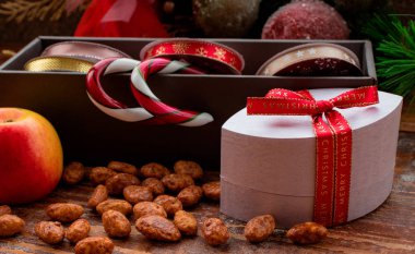 Noel Hediyelik aksesuarlar, hediye kutuları, dekoratif kurdeleler ve tatil tatlılar.