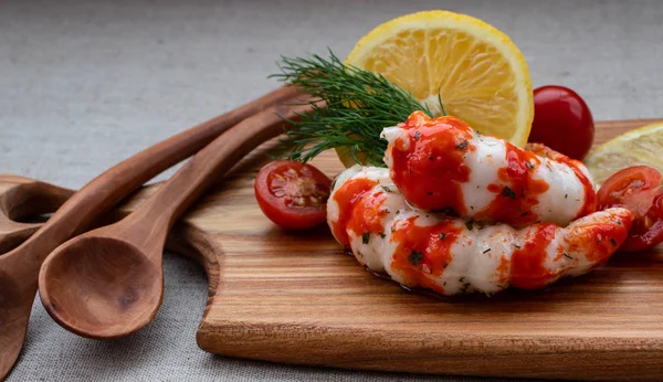  Surimi limon, domates, dereotu ahşap tahta yakın tarih ile.