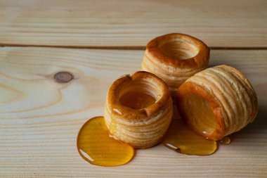 Ahşap zemin üzerine bal ile hamur varil.