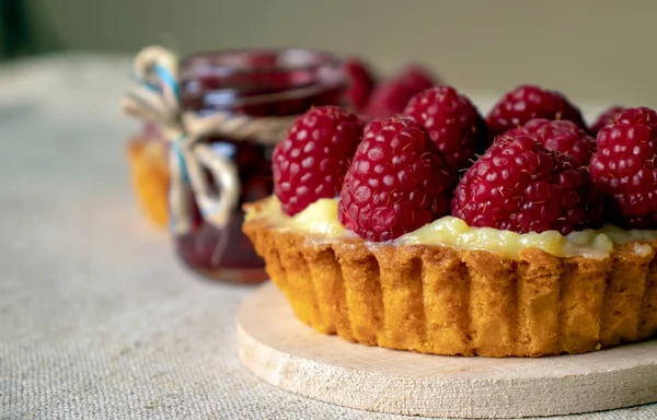 Ahududu cake ve ahududu reçeli yakın çekim