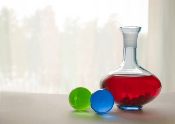 Bebida Bayas Cereza Decantador Vidrio Azul Transparente Con Esferas Vidrio — Foto de Stock