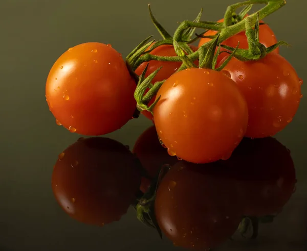Tomates Cereja Galho Com Gotas Água Isoladas Fundo Escuro Com — Fotografia de Stock