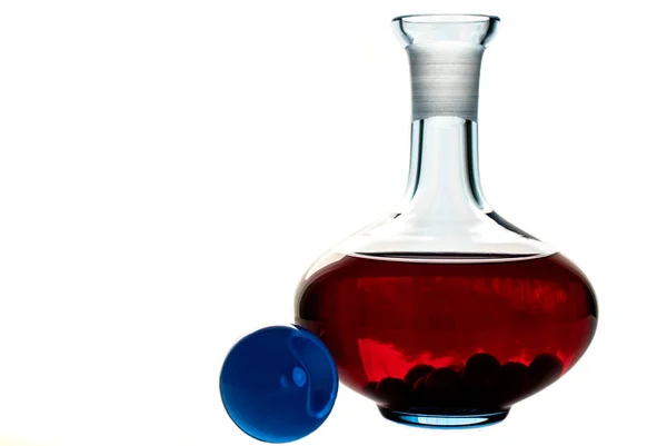 球面キャップ レッド チェリーと青のガラスのデカンタを飲むに孤立した白い背景 — ストック写真