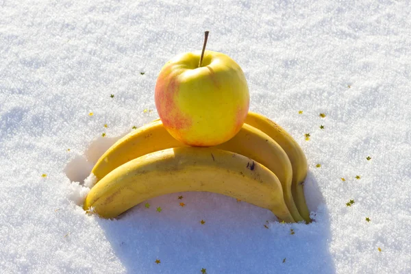 Sanki kar üzerinde meyve