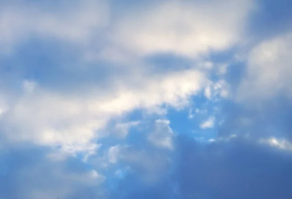 Mavi gökyüzü ve beyaz kabarık bulutlar bir yaz günü