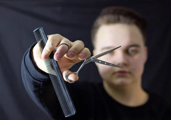 bir meslek. bir araç ile genç erkek Kuaför