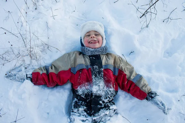 Kind Spelen Sneeuw Tijdens Winter Ochtend — Stockfoto