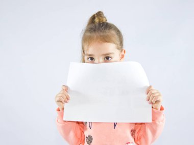 küçük kız bir beyaz kağıt tutan