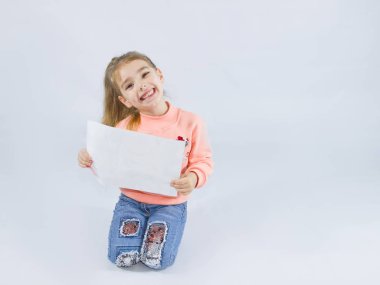 küçük kız bir beyaz kağıt tutan