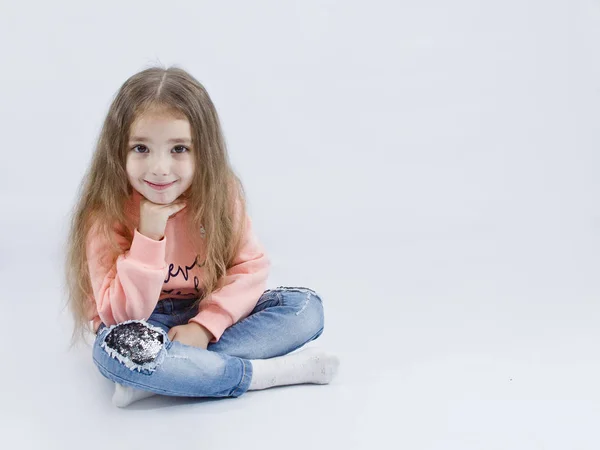 akan ile beyaz bir arka plan üzerinde küçük kız saç