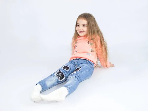 akan ile beyaz bir arka plan üzerinde küçük kız saç