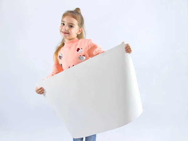 Petite Fille Tenant Une Feuille Papier Blanc — Photo