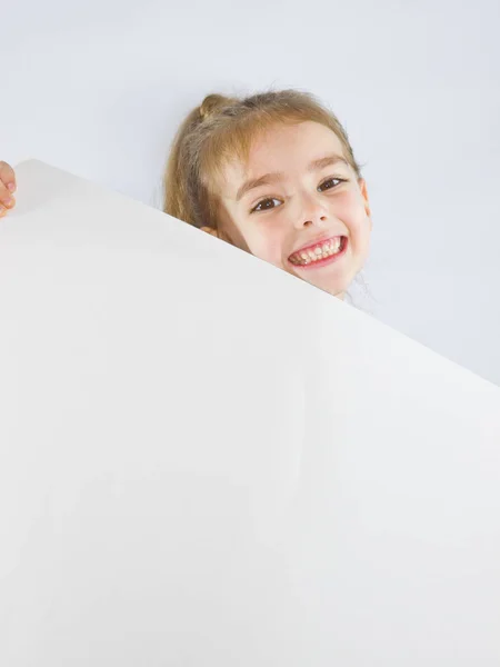 küçük kız bir beyaz kağıt tutan