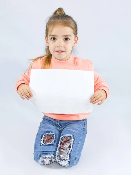 Petite Fille Tenant Une Feuille Papier Blanc — Photo