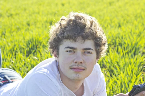 yeşil buğday alanında yatan güzel genç