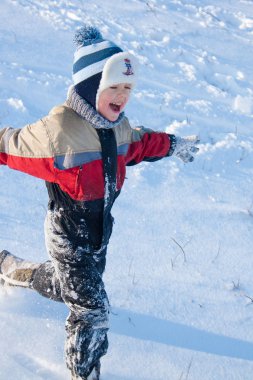 kış sabahı karda oynayan çocuk