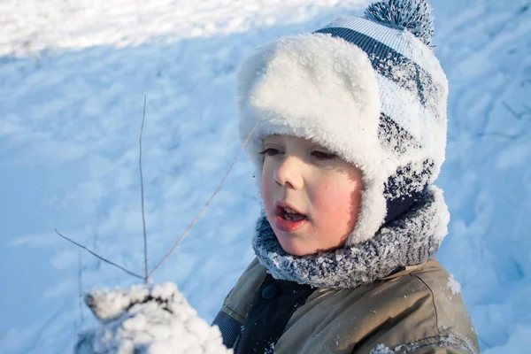 kış sabahı karda oynayan çocuk
