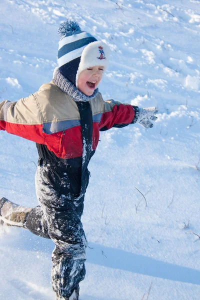 kış sabahı karda oynayan çocuk